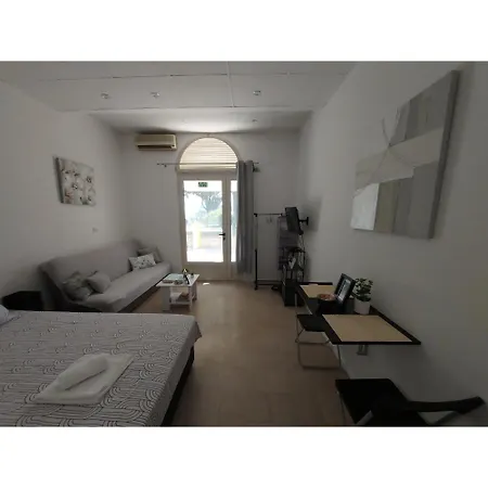 Lee Apartment Split