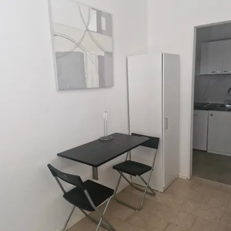 Lee Apartman