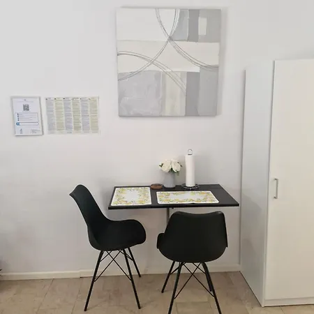 Lee Apartman *